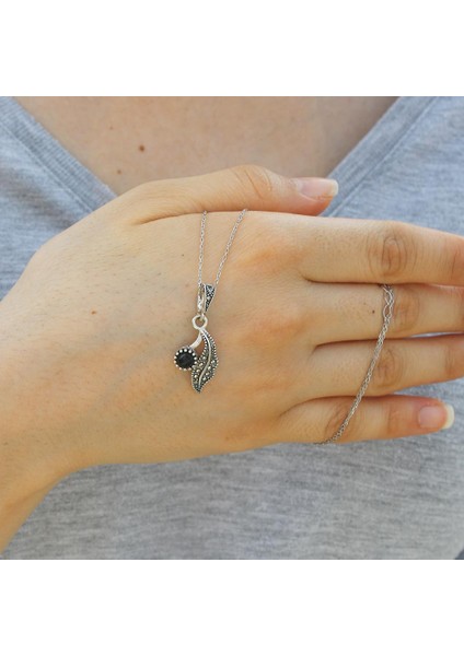 Zarif Yaprak Model Gümüş ve Oltu Taşlı Kolye fiyatları