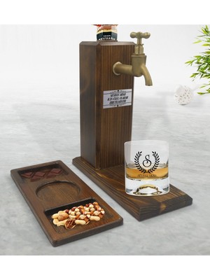BK Kişiye Özel Çelenk Baş Harfli Isimli Tasarımlı Viski Bardağı & Musluklu Doğal Ahşap Içki Standı & Masif Ahşap Dikdörtgen Sunum Tabağı Çerezlik Hediye Seti-5