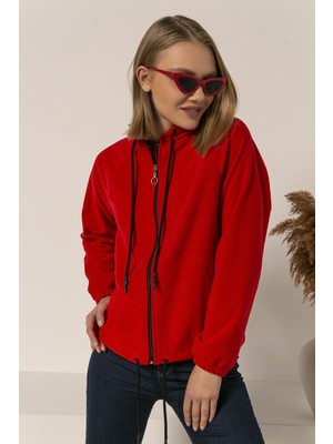 Kadın Modası Kadın Kırmızı Kapüşonu ve Altı Ip Geçmeli Önü Fermuarlı Polar Sweat