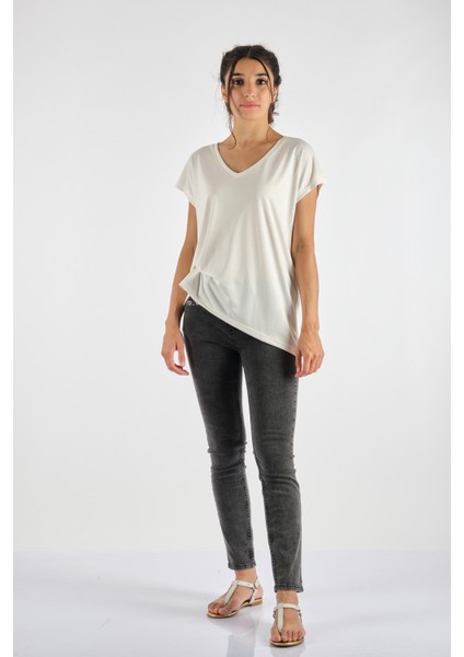 Oversize V Yaka Kadın T-Shirt - Rahat ve Şık