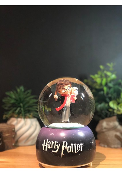 Harry Potter Temalı Işıklı Müzikli Püskürtmeli Kar Küresi (Büyük Boy)