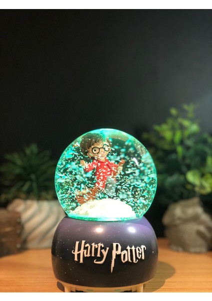 Harry Potter Temalı Işıklı Müzikli Püskürtmeli Kar Küresi (Büyük Boy)