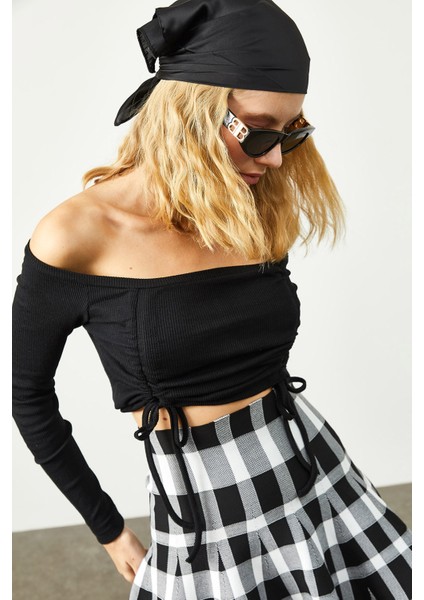 Siyah Büzgü Detaylı Kayık Yaka Kaşkorse Bluz 2KXK2-45713-02 fırsatları