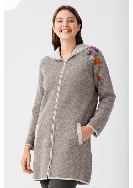 Kadın Reglan Kol Nakış Işlemeli Kapşonlu Uzun Kaban V.bej