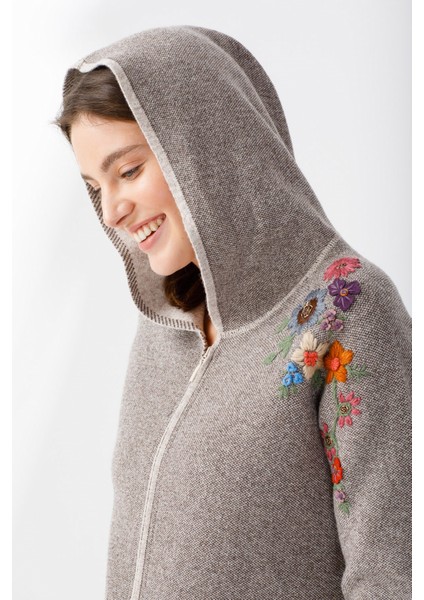 Kadın Reglan Kol Nakış Işlemeli Kapşonlu Uzun Kaban V.bej fırsatları