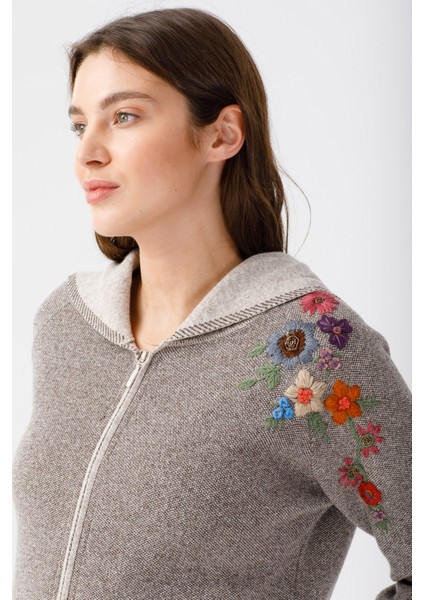 Kadın Reglan Kol Nakış Işlemeli Kapşonlu Uzun Kaban V.bej indirimleri