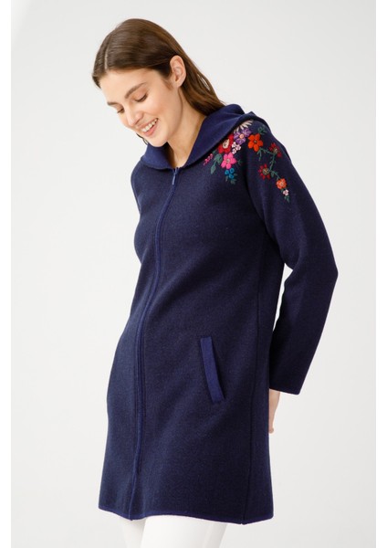 Kadın Reglan Kol Nakış Işlemeli Kapşonlu Uzun Kaban Açık Lacivert