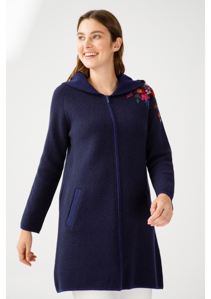 Kadın Reglan Kol Nakış Işlemeli Kapşonlu Uzun Kaban Açık Lacivert fiyatları
