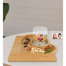 BK Kişiye Özel Sevgililer Karikatürlü Viski Bardağı ve Doğal Masif Ahşap Yarım Ay Sunum Tabağı Çerezlik Hediye Seti-9