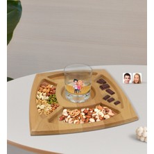 Kişiye Özel Sevgililer Karikatürlü Viski Bardağı ve Doğal Masif Ahşap 4 Bölmeli Sunum Tabağı Çerezlik Hediye Seti-5