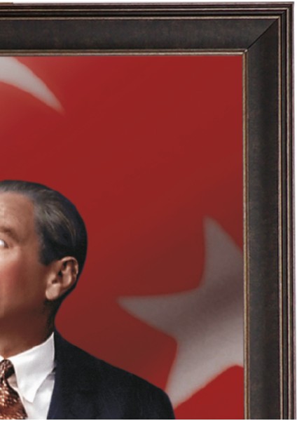 Çerçeveli Türk Bayrağı Fonlu Atatürk Portresi (Ceviz)