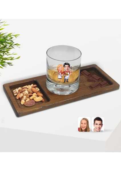 Kişiye Özel Sevgililer Karikatürlü Viski Bardağı ve Doğal Masif Ahşap Dikdörtgen Sunum Tabağı Çerezlik Hediye Seti-57
