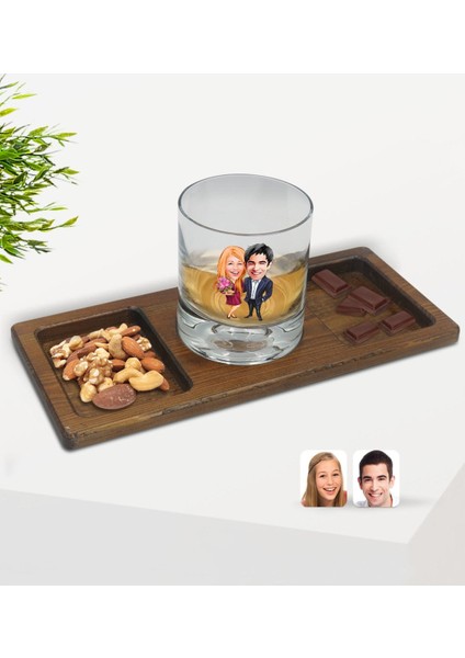 Kişiye Özel Sevgililer Karikatürlü Viski Bardağı ve Doğal Masif Ahşap Dikdörtgen Sunum Tabağı Çerezlik Hediye Seti-94