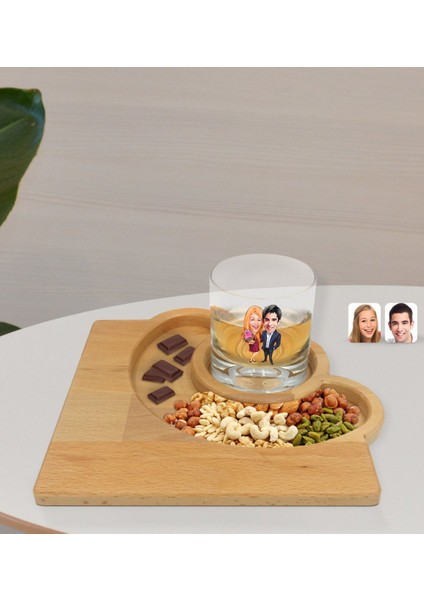Kişiye Özel Sevgililer Karikatürlü Viski Bardağı ve Doğal Masif Ahşap Yarım Ay Sunum Tabağı Çerezlik Hediye Seti-94
