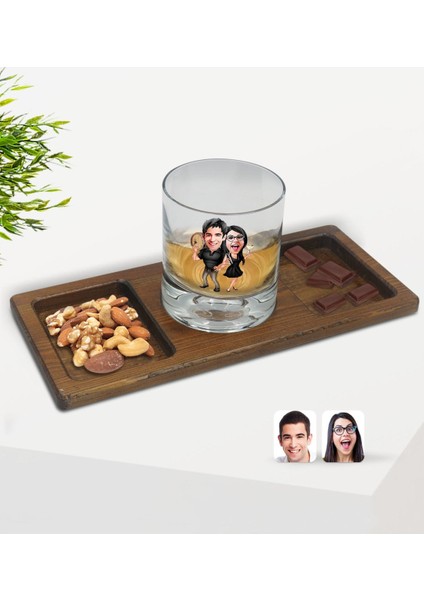 Kişiye Özel Sevgililer Karikatürlü Viski Bardağı ve Doğal Masif Ahşap Dikdörtgen Sunum Tabağı Çerezlik Hediye Seti-18