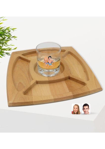 Kişiye Özel Sevgililer Karikatürlü Viski Bardağı ve Doğal Masif Ahşap 4 Bölmeli Sunum Tabağı Çerezlik Hediye Seti-8 fiyatları
