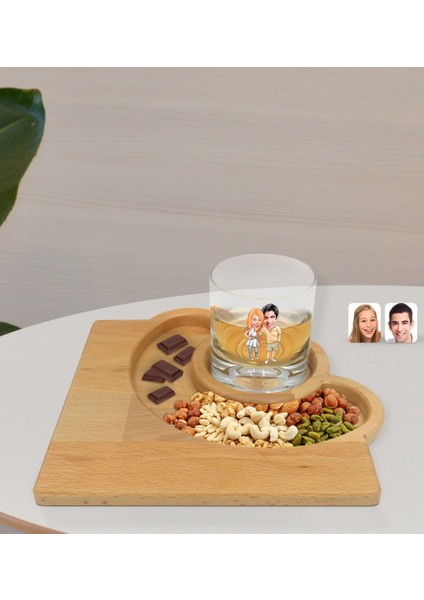 Kişiye Özel Sevgililer Karikatürlü Viski Bardağı ve Doğal Masif Ahşap Yarım Ay Sunum Tabağı Çerezlik Hediye Seti-98