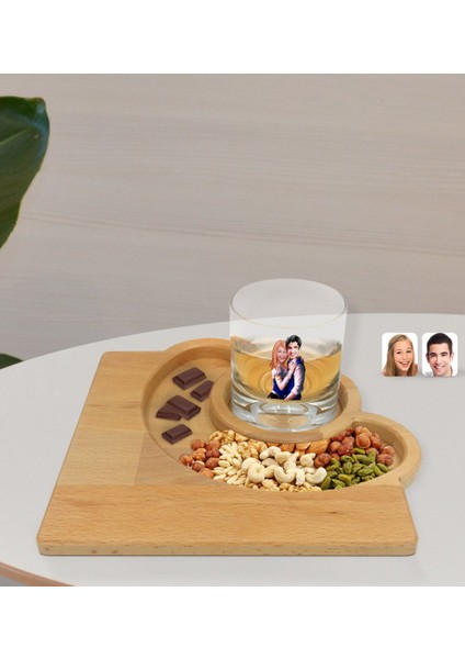 Kişiye Özel Sevgililer Karikatürlü Viski Bardağı ve Doğal Masif Ahşap Yarım Ay Sunum Tabağı Çerezlik Hediye Seti-36