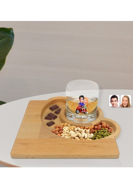 Kişiye Özel Sevgililer Karikatürlü Viski Bardağı ve Doğal Masif Ahşap Yarım Ay Sunum Tabağı Çerezlik Hediye Seti-10