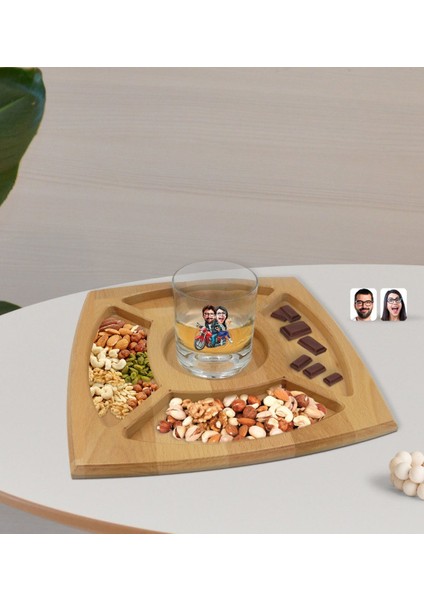 Kişiye Özel Sevgililer Karikatürlü Viski Bardağı ve Doğal Masif Ahşap 4 Bölmeli Sunum Tabağı Çerezlik Hediye Seti-97