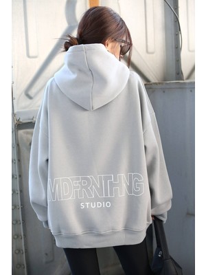 Madmext Kadın Oversize Kapüşonlu Gri Sweatshirt Boyalı Tasarım Uzun Kollu