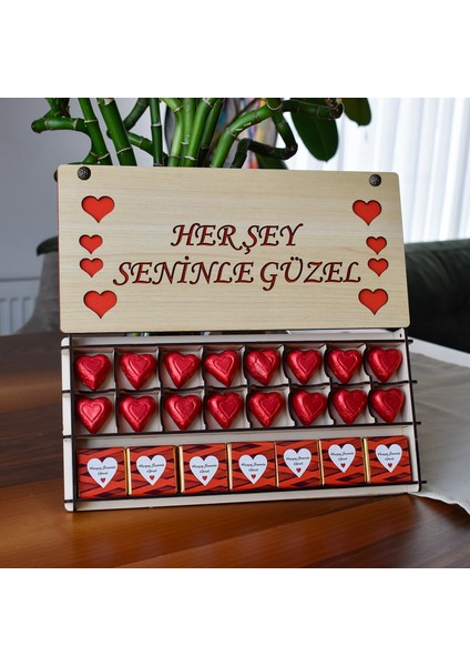 s Ahşap Kutulu Kalpli ve Her Şey Seninle Güzel Yazılı Çikolata Seti