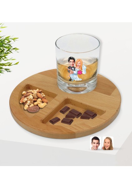 Kişiye Özel Evleniyoruz Karikatürlü Viski Bardağı ve Doğal Masif Ahşap Yuvarlak Sunum Tabağı Çerezlik Hediye Seti-9