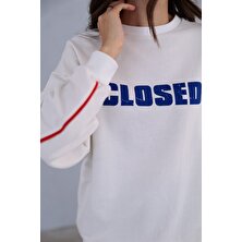 Ortaya Çık Closed Sırt Baskılı Beyaz Sweatshirt