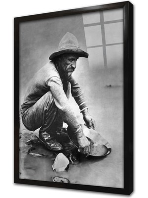 Tablosan Altın Arayan Adam Çerçeveli Cam Tablo