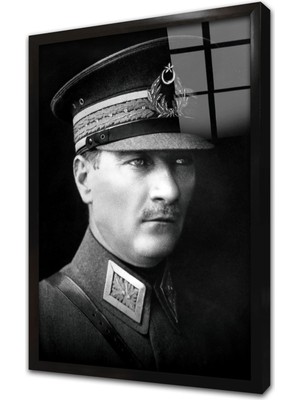 Tablosan Askeri Kıyafetiyle Genç Atatürk Çerçeveli Cam Tablo