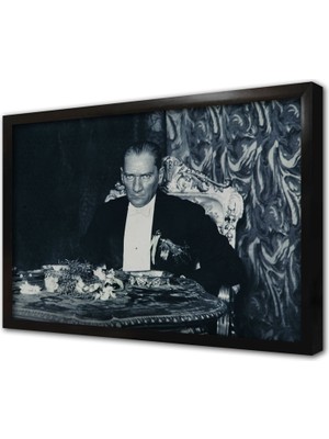 Tablosan Keskin Bakışlı Atatürk Çerçeveli Cam Tablo