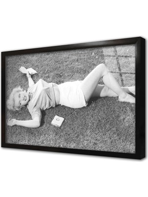 Tablosan Marliyn Monroe Çimlerde Uzanırken Ki Çerçeveli Cam Tablo