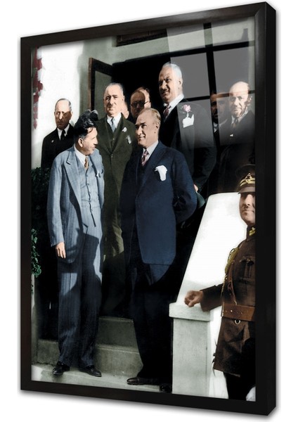 Atatürk Merdivenlerde Sohbet Ederken Çerçeveli Cam Tablo
