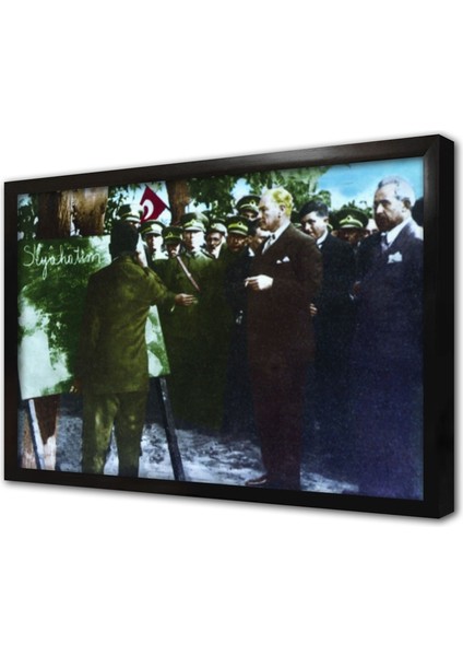 Atatürk Kara Tahta Önünde Çerçeveli Cam Tablo