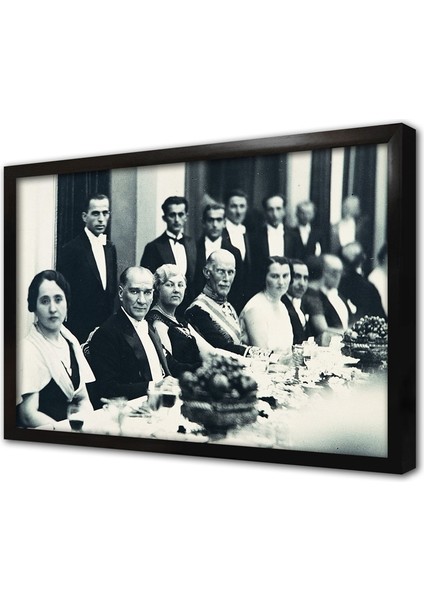 Atatürk Cumhuriyet Balosu Yemeğinde Çerçeveli Cam Tablo