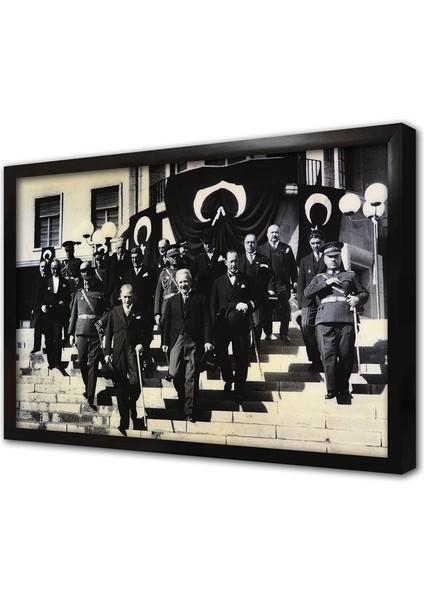 Atatürk Genelkurmaydan Çıkarken Çerçeveli Cam Tablo