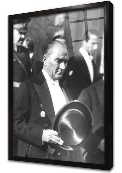 Atatürk Merdivenlerden Inerken Çerçeveli Cam Tablo