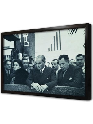 Tablosan Atatürk Fabrika Önünde Gösteri Izlerken Çerçeveli Mdf Tablo