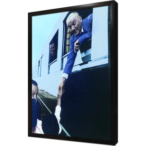 Atatürk Trende Çocukla Vedalaşırken Çerçeveli Mdf Tablo