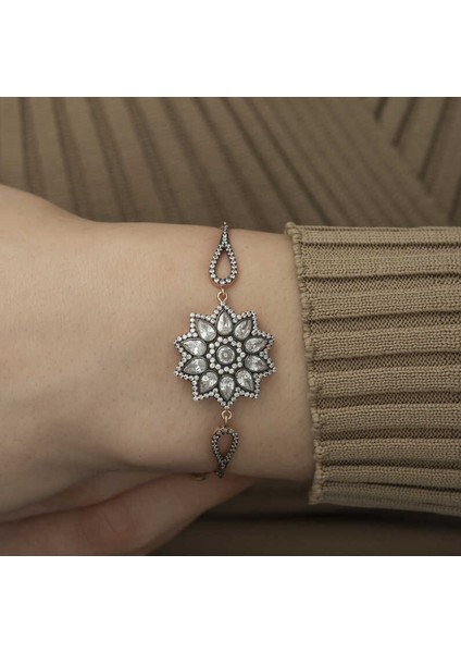 Çiçek Desen Elmas Montür 925 Ayar Gümüş Bileklik