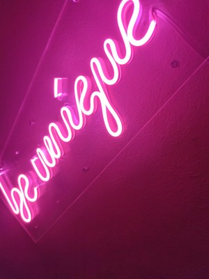 Dekoraven Be Unique Neon Şekiller Işaret Neon  LED Dekoratif Duvar Aydınlatması Neon Duvar Yazısı