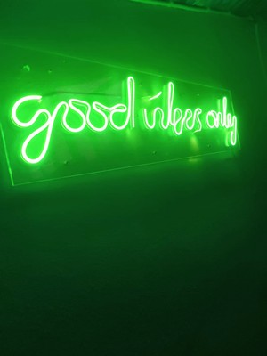 Dekoraven Good Vibes Only Neon Şekiller Işaret Neon  LED Dekoratif Duvar Aydınlatması Neon Duvar Yazısı