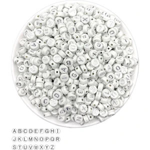 Hedef Bijuteri 50 gr Harf BONCUK,4X7MM Yassı Beyaz Üzeri Gümüş Yaldızlı Harf Boncuk (50GR,~350 Adet)