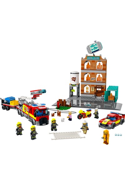 LEGO® City İtfaiye 60321 - 7 Yaş ve Üzeri İçin Çok Modelli, 2 LEGO City Tv Karakteri İçeren Oyuncak Yapım Seti (766 Parça)