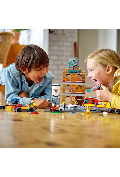 LEGO® City İtfaiye 60321 - 7 Yaş ve Üzeri İçin Çok Modelli, 2 LEGO City Tv Karakteri İçeren Oyuncak Yapım Seti (766 Parça)