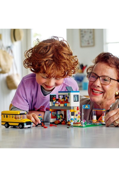 LEGO® City Okul Günü 60329 - 6 Yaş ve Üzeri Çocuklar İçin 2 LEGO City Tv Karakteri İçeren Okul Oyuncağı Yapım Seti (433 Parça)