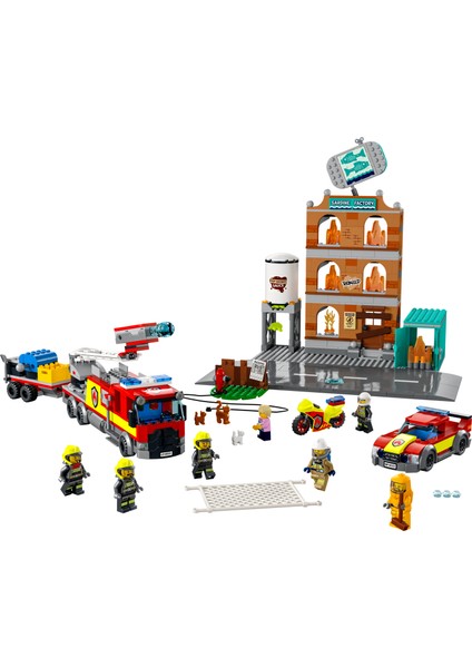 City İtfaiye 60321 - 7 Yaş ve Üzeri İçin Çok Modelli; 2 LEGO City Tv Karakteri İçeren Oyuncak Yapım Seti (766 Parça)