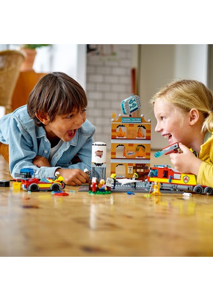 City İtfaiye 60321 - 7 Yaş ve Üzeri İçin Çok Modelli; 2 LEGO City Tv Karakteri İçeren Oyuncak Yapım Seti (766 Parça)