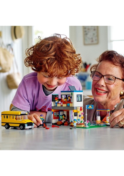 City Okul Günü 60329 - 6 Yaş ve Üzeri Çocuklar İçin 2 LEGO City Tv Karakteri İçeren Okul Oyuncağı Yapım Seti (433 Parça) fırsatları