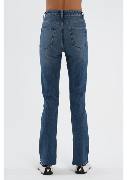 Cross Jeans Orta Mavi Slim Straight Paçası Yırtmaçlı Çapraz Kemerli Jean Pantolon C 4556-007